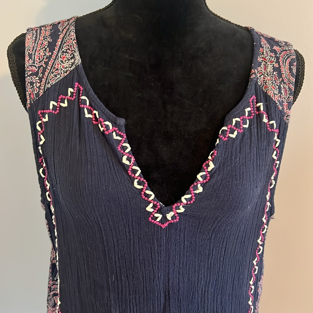 Lucky Brand dine gauze front. Embroidery detail. Print jersey back